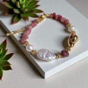 Armband i sötvattenspärlor.