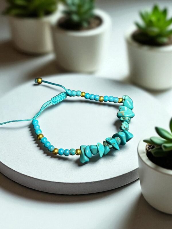 Armband i geometrisk stil med naturliga stenar